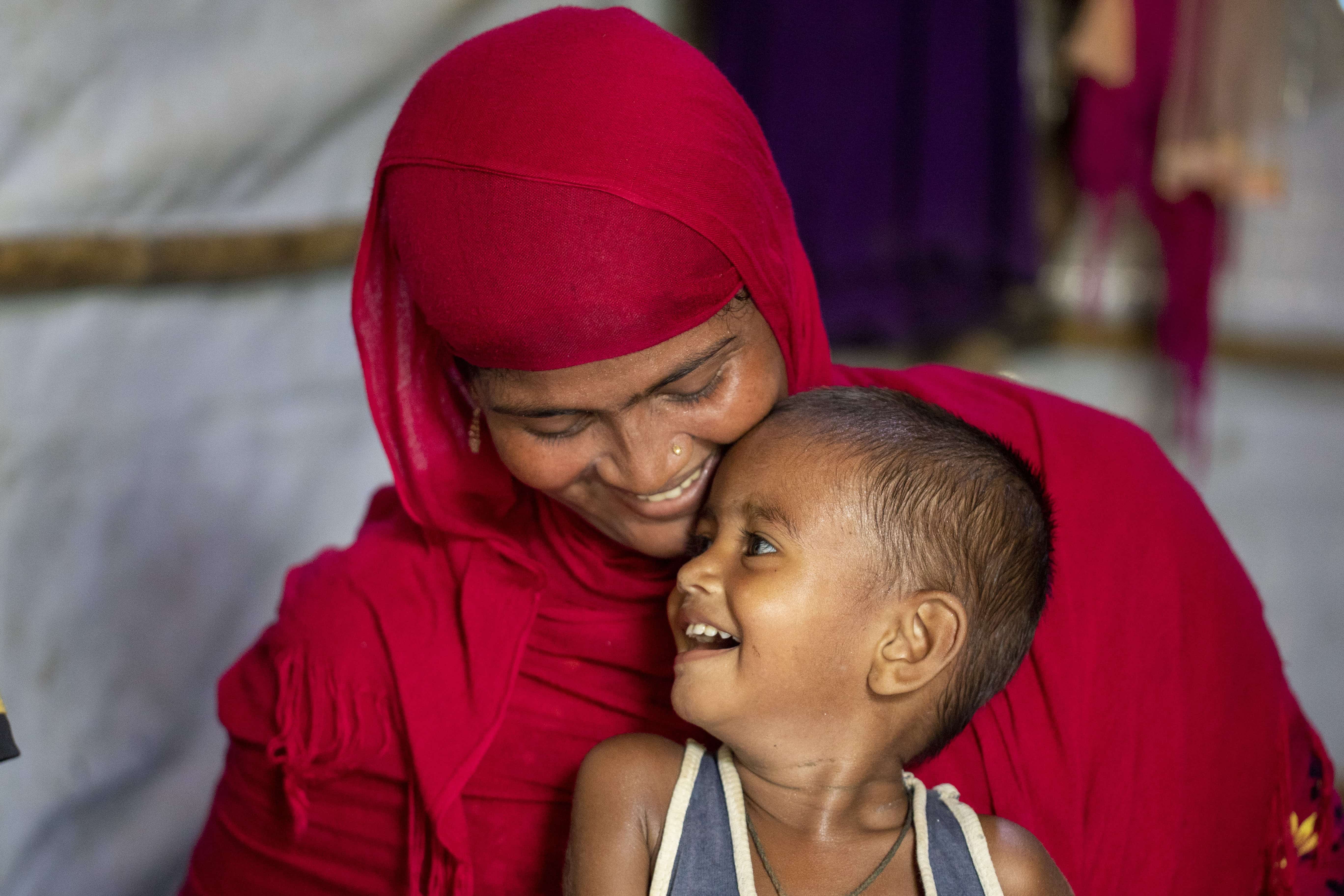 Hamida (26) a Rohingya refugee and mother of four children, receiver of LPG gas distributed by UNHCR in Kutupalong, Ukhiya, Cox’Bazar, Bangladesh.